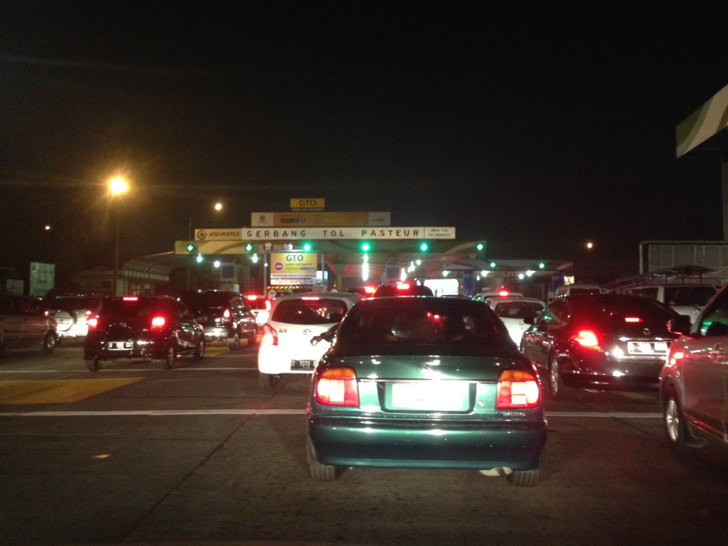 0R0Kboyot's tweet photo. @PRFMnews @infobandung | gerbang tol pasteur 18:55 #infolalin https://t.co/DvGvbOYnOw