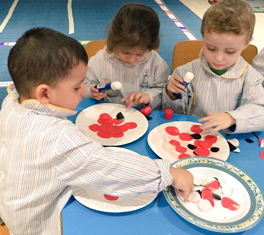 reem_chams's tweet photo. KG1"C" learners made pepperoni pizzas #creativity #CircleShape @DawhaHighSchool https://t.co/RpJlPndXaz