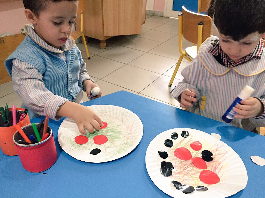 reem_chams's tweet photo. KG1"C" learners made pepperoni pizzas #creativity #CircleShape @DawhaHighSchool https://t.co/RpJlPndXaz