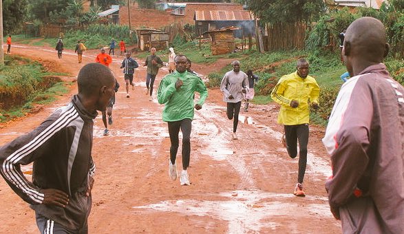 Chydee's tweet photo. It's all fun and games until angry Kenyans jog from Nairobi to Lagos and fvck somebody up 😔 #KenyansVsNigerians https://t.co/rI94jdOWql