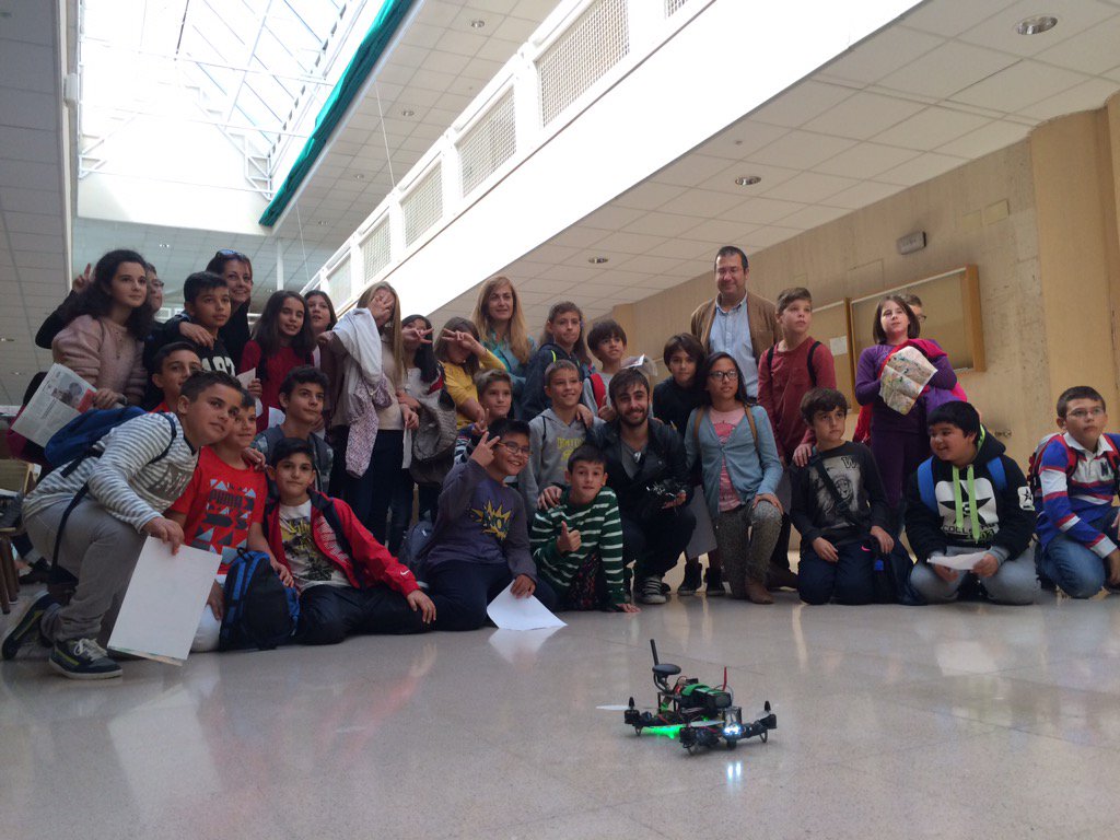 smartopenlab's tweet photo. Aplausos finales en #DesayunaConLaCiencia #drone @nakernk @jesusalonso1962 @infouex @CulturaUEx #SmartPoliTechLife https://t.co/IIR635Aaw7