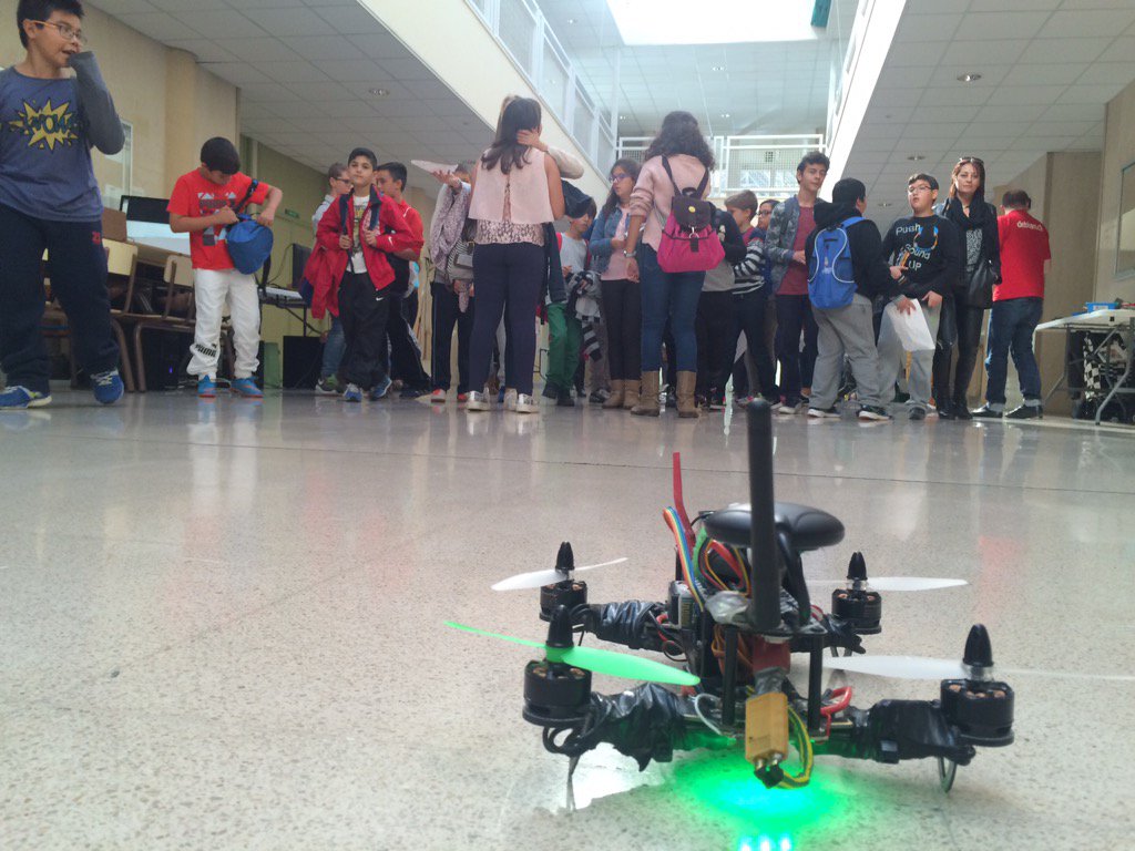 smartopenlab's tweet photo. Aplausos finales en #DesayunaConLaCiencia #drone @nakernk @jesusalonso1962 @infouex @CulturaUEx #SmartPoliTechLife https://t.co/IIR635Aaw7
