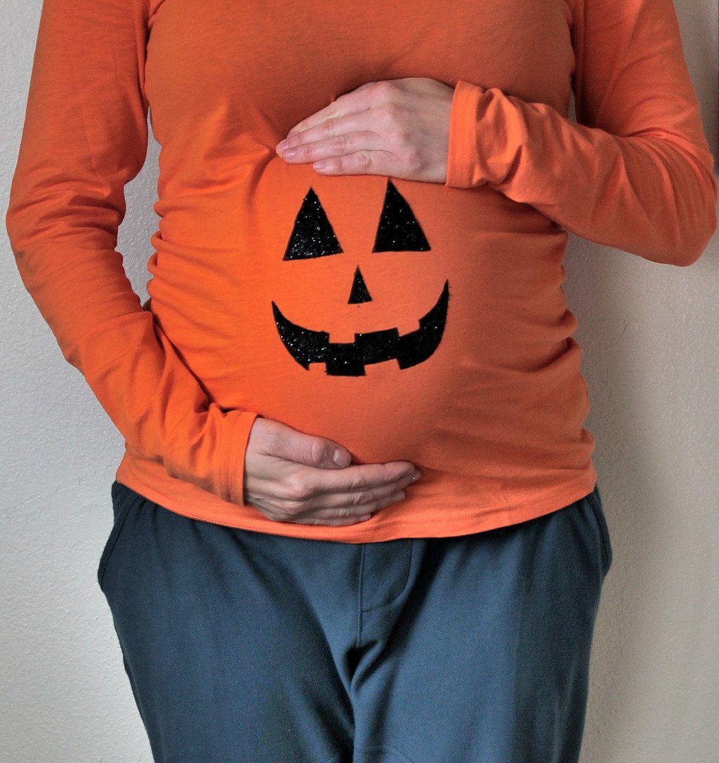 PeelsandPosies's tweet photo. DIY Bump Costume: Painted Jack-O-Lantern Shirt https://t.co/x19zFYgQya https://t.co/XYNoJ3WVPO