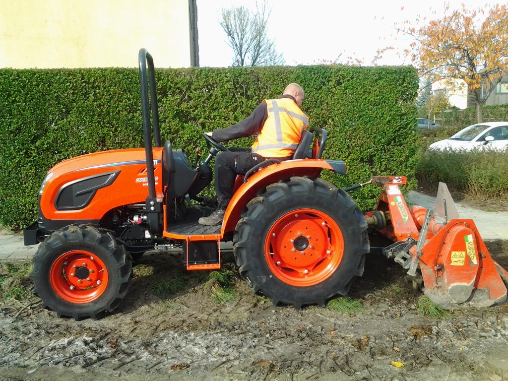Boogaart_Buiten's tweet photo. Zaaiklaar maken op middachtenlaan tevens demo nieuwe trekker voor het zaaiwerk.^wg. https://t.co/kGvEbFZoUg