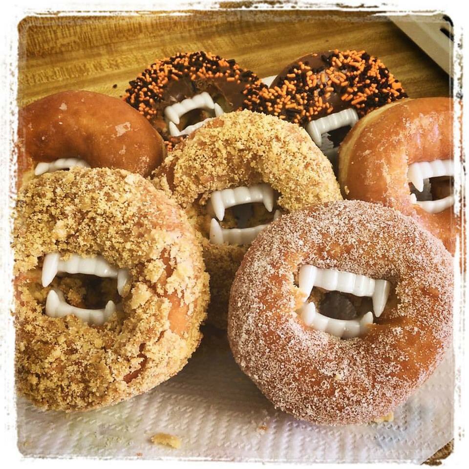 SwedishCanary's tweet photo. Vampire donuts... https://t.co/KMGAjhukE1
