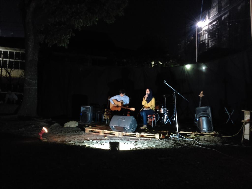 lensafocusub's tweet photo. Yaaak ini dia Old Friends cieeee jangan2 mereka berdua ada apa2 nih habis bawain lagu tentang cinta gituu https://t.co/f9mLHk6J18