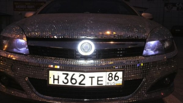 В Ханты-Мансийском автономном округе можно встретить автомобиль, кузов которого обклеен 40 тысячами кусочков зеркал.