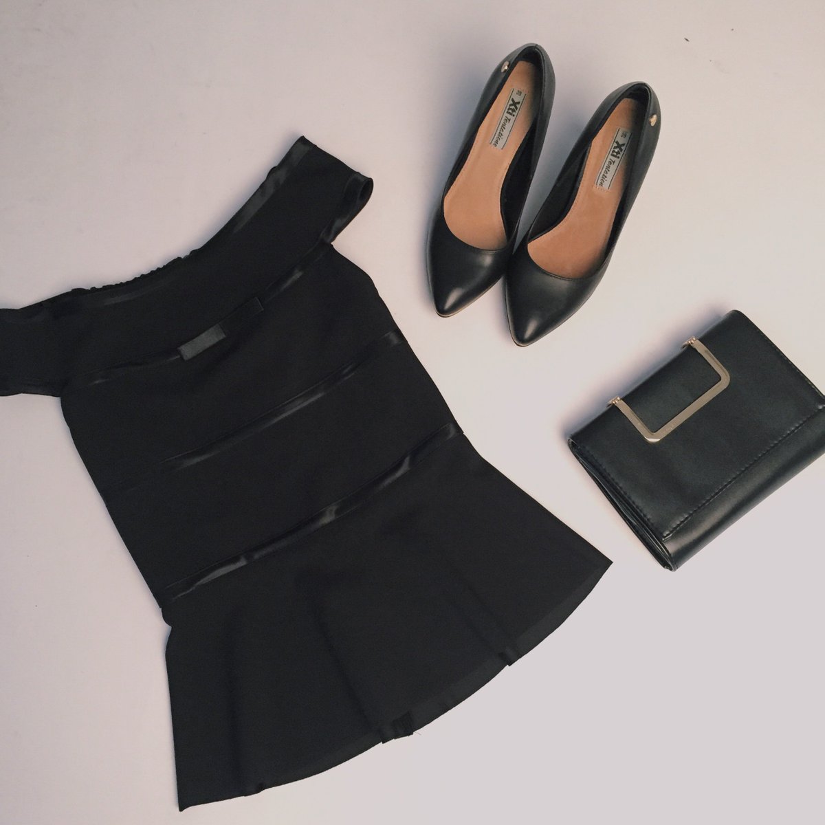 nunalieofficial's tweet photo. Venerdì, il #weekend è qui! Per le tue occasioni speciali: top con dettagli in raso, pochette e tacchi! https://t.co/frIqJ3aGqt