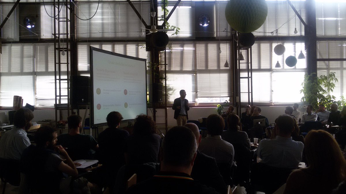 42accelerator's tweet photo. #requisiti necessari e alternativi @frantorelli ci parla degli aspetti legali per le #startup #innovative #ssg2015 https://t.co/AWiNV0FXgV