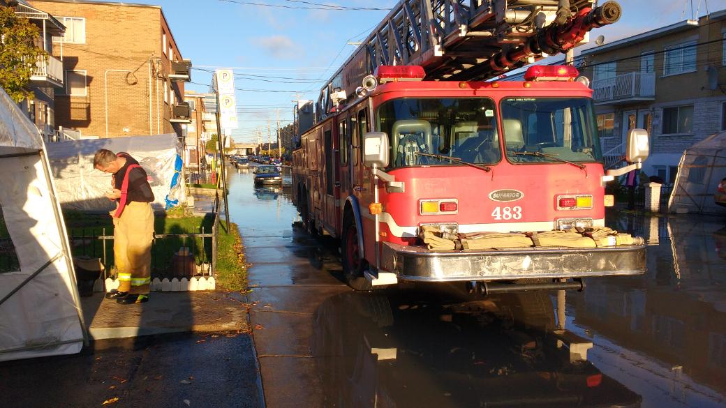 FrederiqueMarie's tweet photo. Dégâts! :-( “@philrousse: Rivière Pie-IX: 17iem Av #mtl #gravelam #Pie9 #polmtl #rcmtl https://t.co/1YfnNDQXQe”