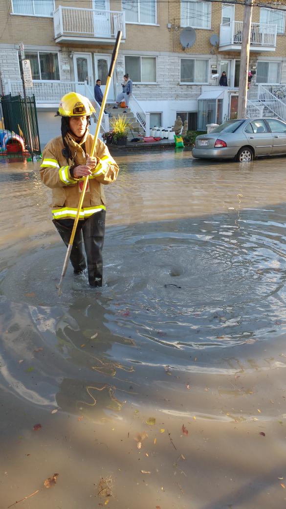FrederiqueMarie's tweet photo. Dégâts! :-( “@philrousse: Rivière Pie-IX: 17iem Av #mtl #gravelam #Pie9 #polmtl #rcmtl https://t.co/1YfnNDQXQe”