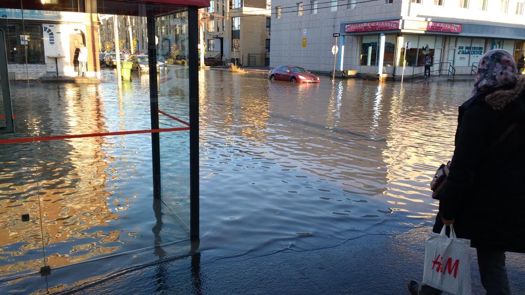 FrederiqueMarie's tweet photo. Dégâts! :-( “@philrousse: Rivière Pie-IX: 17iem Av #mtl #gravelam #Pie9 #polmtl #rcmtl https://t.co/1YfnNDQXQe”