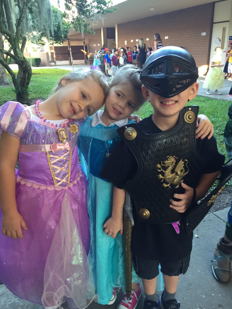 BuckhornElem's tweet photo. Kindergarten Fairytale Parade fun! https://t.co/kfQcYnpa86