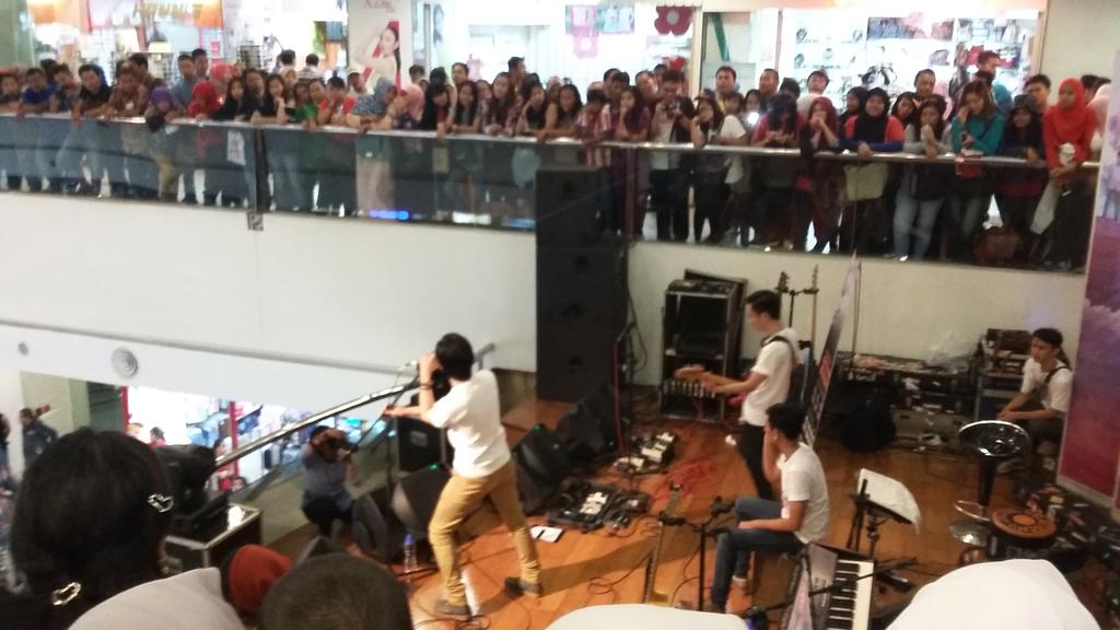 MusicaStudios's tweet photo. Yak @FRIDAYtheband memulai aksinya di @plazaatrium !!!! @ACTforHumanity https://t.co/1BaggTAkzO