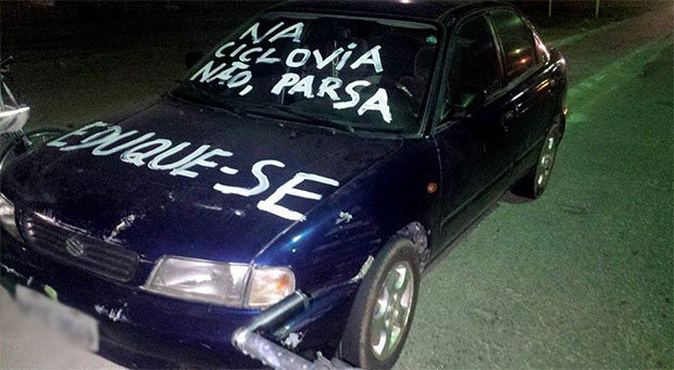 g1's tweet photo. Carros estacionados em ciclovias na UFRN são pichados; veja fotos https://t.co/hLlhkJ2YsY #G1 https://t.co/wFM9KtDjBG