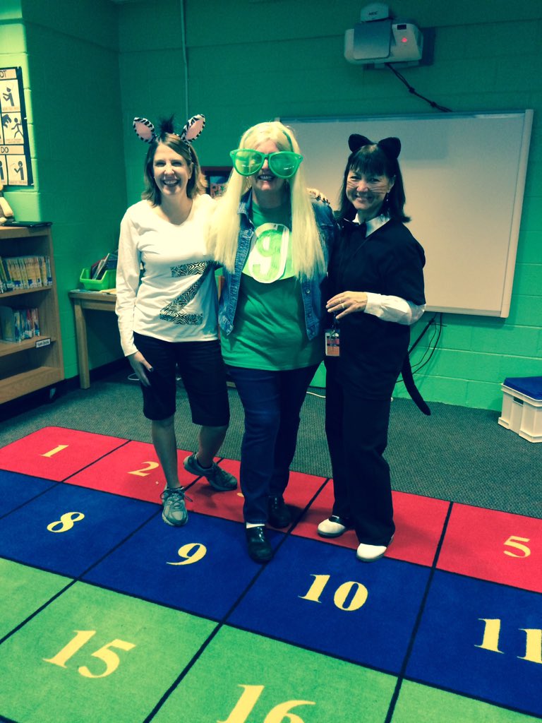 BaucomMediaLab's tweet photo. #Letterland Parade fun! #zigzagzebra #clevercat #goldengirl https://t.co/1catyPBwWw