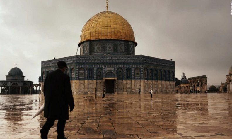 CNNEE's tweet photo. Nuevo ataque con cuchillo en Jerusalén: un palestino apuñaló a dos israelitas 
https://t.co/crOqZCMWrT https://t.co/qAHOliLR2j