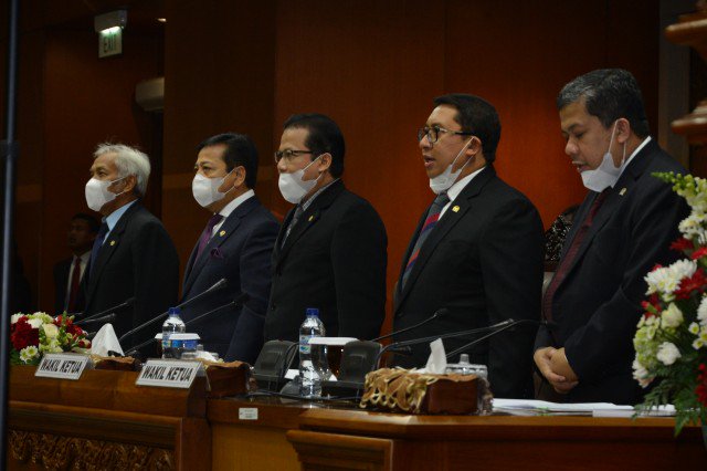 Peduli. “<a href="/DPR_RI/">DPR RI</a>: Ketua DPR Setya Novanto: Pemakaian masker sebagai aksi empati korban asap dpr.go.id/berita/detail/… ”