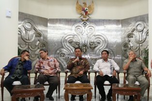 Metro_TV's tweet photo. [Populer] `Sumber Waras Dibentuk Pansus, Kok Bantar Gebang Enggak` https://t.co/psQlr8aYba https://t.co/MvKaj72ZTb