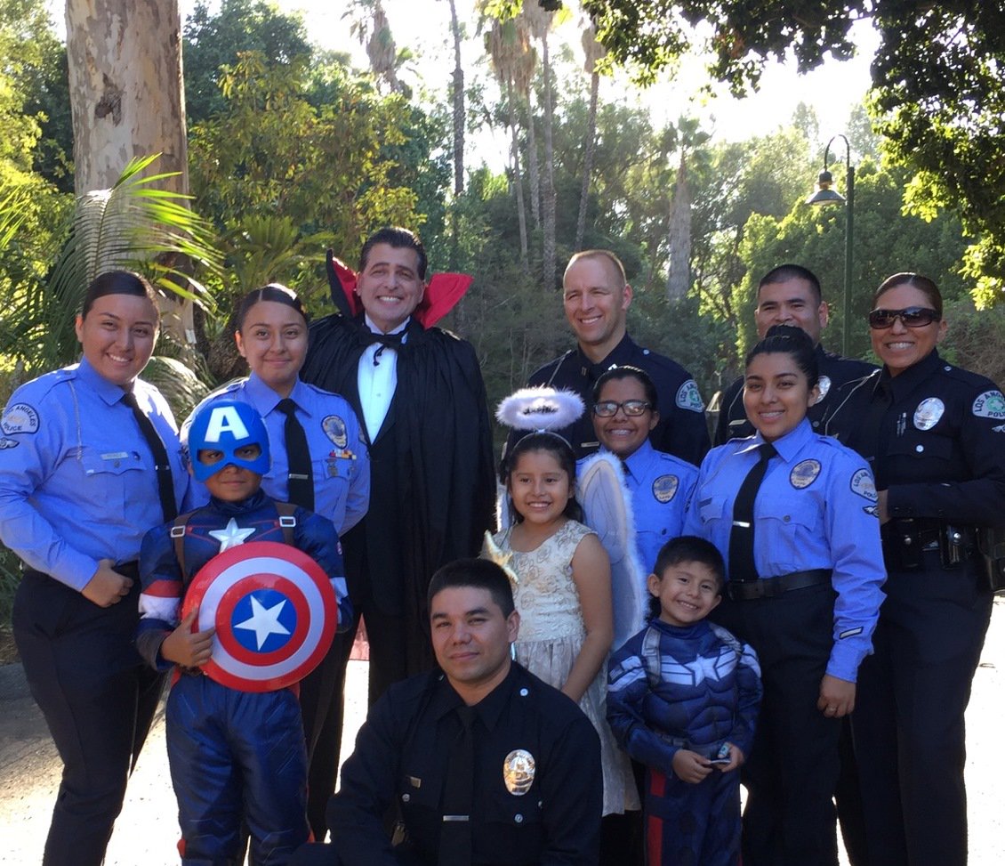 LAPD_Kowalski's tweet photo. All smiles and nothing to be scared of while promoting Halloween safety at the LA Zoo. #commandandleadership https://t.co/4Cu0tinoeW