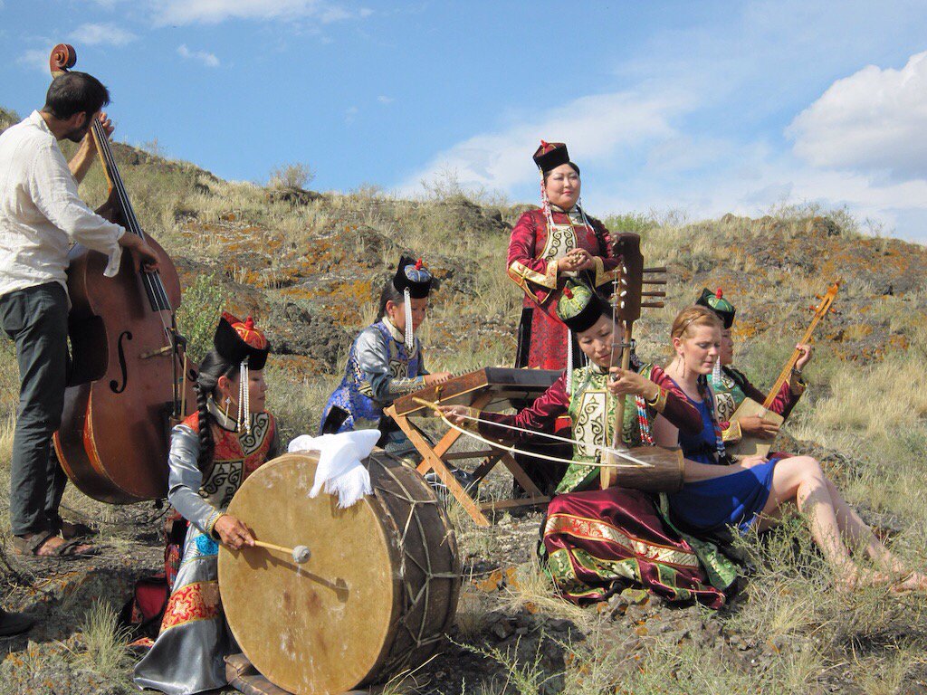 shude_film's tweet photo. Members of the #tuvan #national #orchestra w/ Garth Stevenson &amp; @annieandthebees #shude Photo by @myiasmitten https://t.co/tQyqurzYOQ