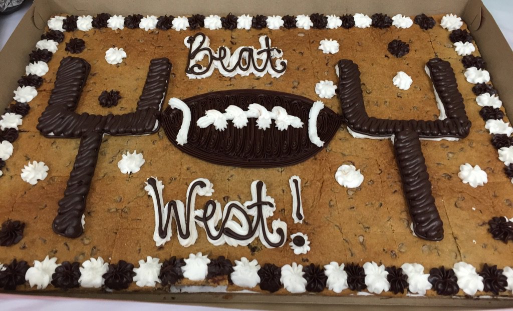 EAST_HAWKS's tweet photo. We are ready for tonight's big game! Thanks Great American Cookie at @LibertyCtr for the spirit! #eastsidepride https://t.co/CYEonTibhF
