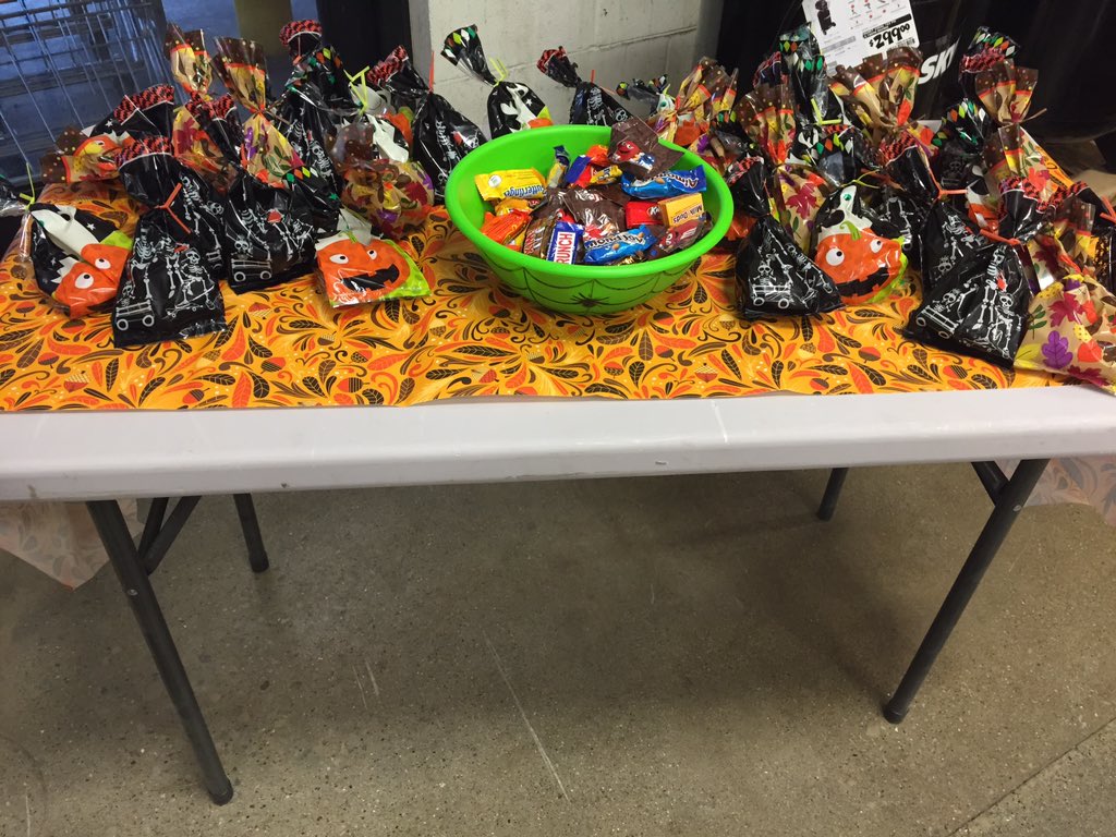 Pro cashier Charlsye hooking our pros up with some treats this morning!