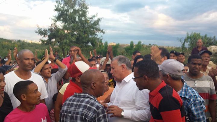 GilbertoSerulle's tweet photo. @MayorSerulle recibe masivo y entusiasta apoyo d los ciudadanos d las Tres Cruces de Jacagua, al norte de la ciudad. https://t.co/hIdYJmf3gw