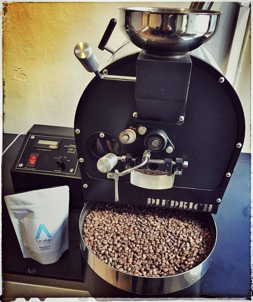 alexanderruas's tweet photo. Finally #weekend! Taking some fresh crop, fresh #roast @levelupcoffee #NitsuRuzW home 😜
A … https://t.co/pIFZ0SrLGd https://t.co/SMp5n0i4bX