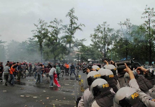 Gerindra's tweet photo. Jangan malah aparat polisi yang bertugas menertibkan malah lebih anarkis dari para pendemo @TMCPoldaMetro https://t.co/T7OBm3vovj