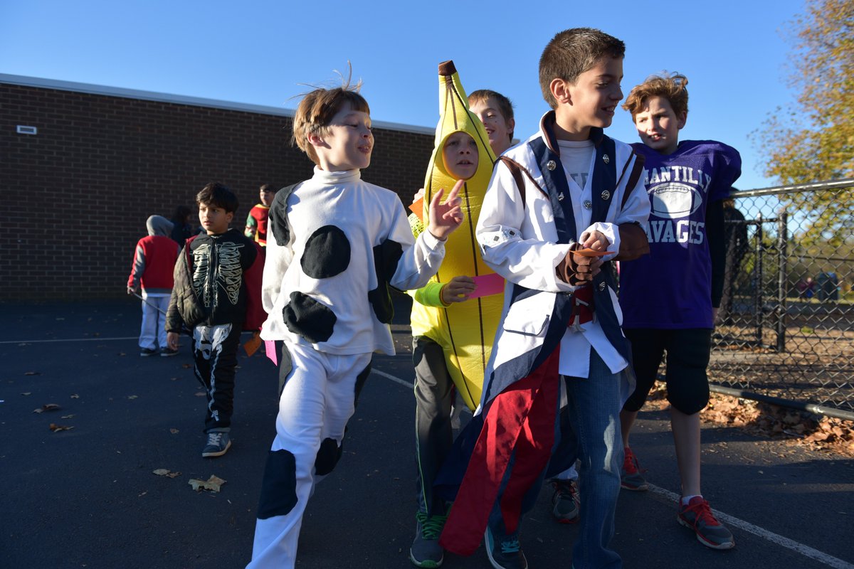 FlorisSchool's tweet photo. A beautiful chilly morning for #RunFlorisRun - Halloween-style! https://t.co/Ovg2UTUw2E