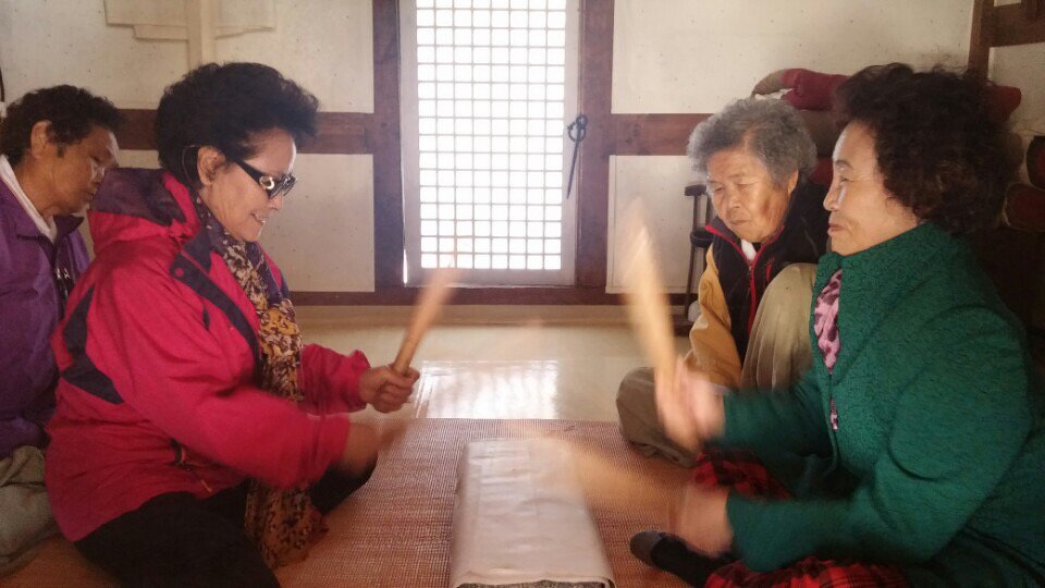 hs_senior's tweet photo. 10월30일 황송노인종합복지관에서는  예술문화학교 어르신 나들이를 충남서산으로 다녀왔습니다. 풍경좋은 해미읍성 관람과 가을국화, 그리고 다육이 심기체험까지 즐거운 나들이 모습 속으로~ https://t.co/xPSepRz65k