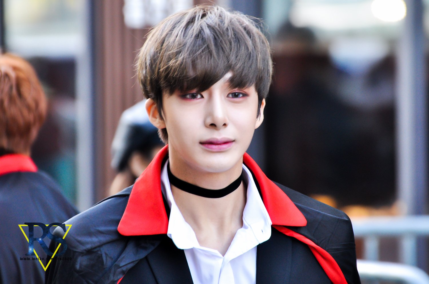 오늘 오드아이, 초커, 망토가 열일한 아이돌 | 인스티즈