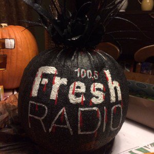 AshleyJStone_'s tweet photo. Lots of #FreshPumpkins to choose from at @1005FreshRadio this morning! Proceeds for @Kaw_FoodShare! #CorusFeedsKids https://t.co/1QOfSBAQ15