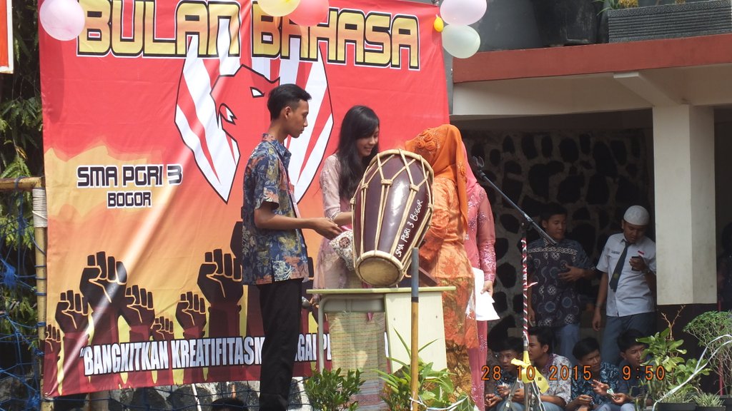 OSIS_SMAPI3's tweet photo. Inilah Pembukaan acara #BULANBAHASA dengan sambutan oleh Bu Lilis serta pembacaan Puisi oleh Pak Sumardi #laterepost https://t.co/k3SrSiM1KR