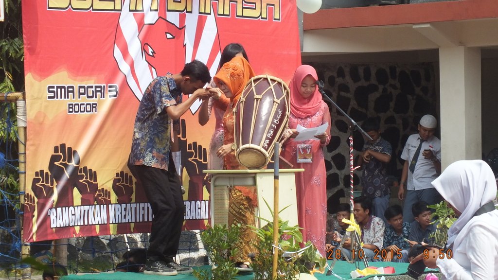 OSIS_SMAPI3's tweet photo. Inilah Pembukaan acara #BULANBAHASA dengan sambutan oleh Bu Lilis serta pembacaan Puisi oleh Pak Sumardi #laterepost https://t.co/k3SrSiM1KR