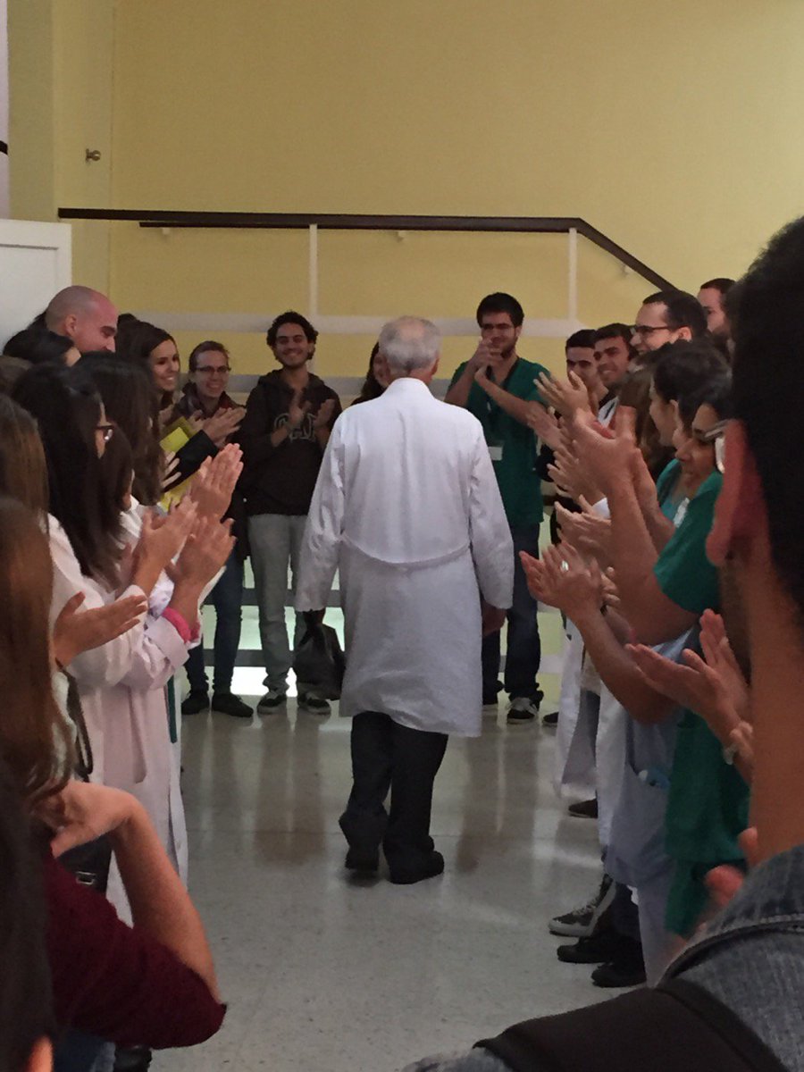 AntonioMagic32's tweet photo. GRACIAS PROF CRUZ!
La foto q más me gusta.Así se despide a un maestro, así se saludan a los campeones! https://t.co/5tkGDjChfT