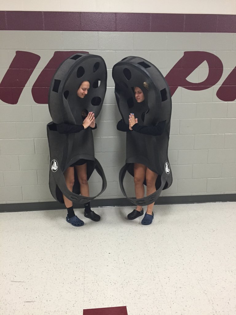 kelseybelch's tweet image. Happy croc-o-ween!!🌚🎃💛