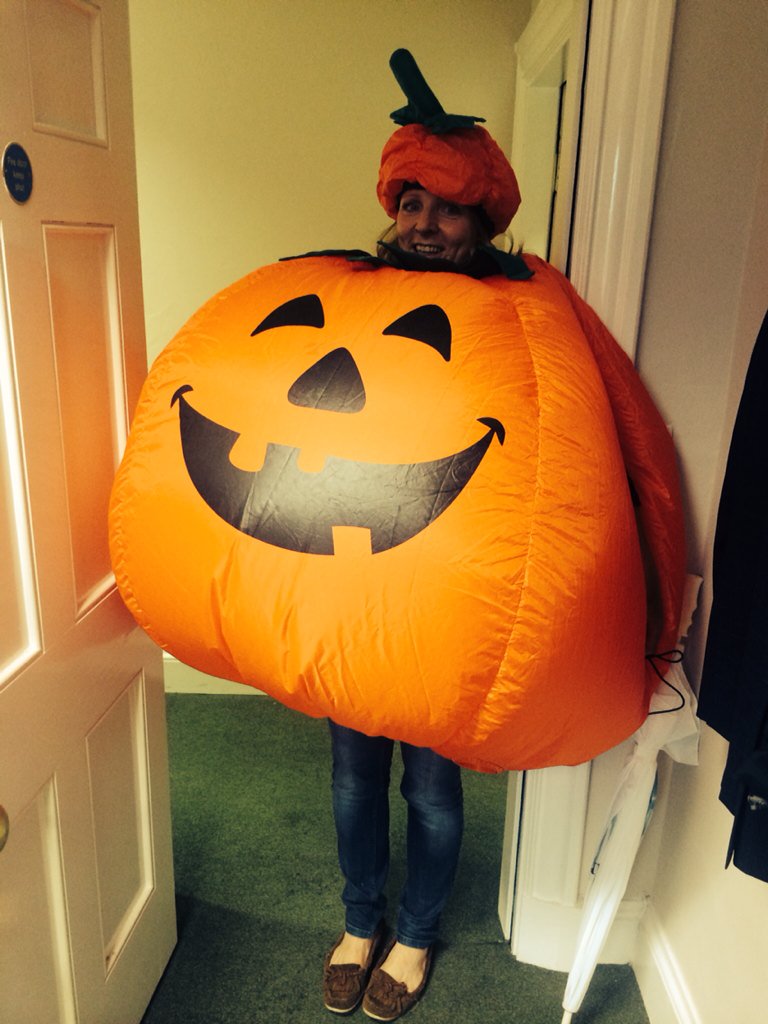 Elliehinds's tweet photo. This is actually happening in the office #Halloween #TGIFridays #workplace #pumpkincarving #dinepumpkins https://t.co/cXD0peUbd8