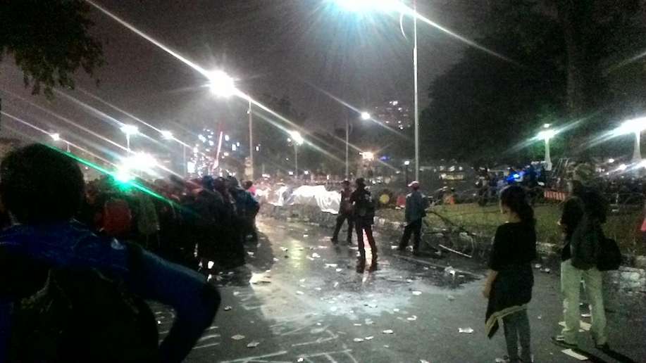 detikcom's tweet photo. Dipukul Mundur Polisi, Buruh Lari ke Arah Patung Kuda https://t.co/37zKFKPQET https://t.co/uwVUzts95Y