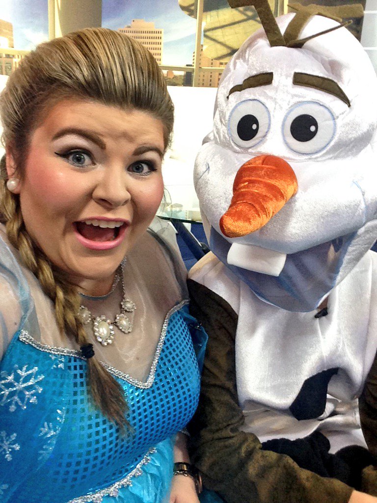 AlexBrownYXE's tweet photo. #LetItGo #Frozen #ElsaAndOlaf #Halloween ❄️👻🎃⛄️ @CTVReginaLive @pkashmere https://t.co/tOriXg0UeF