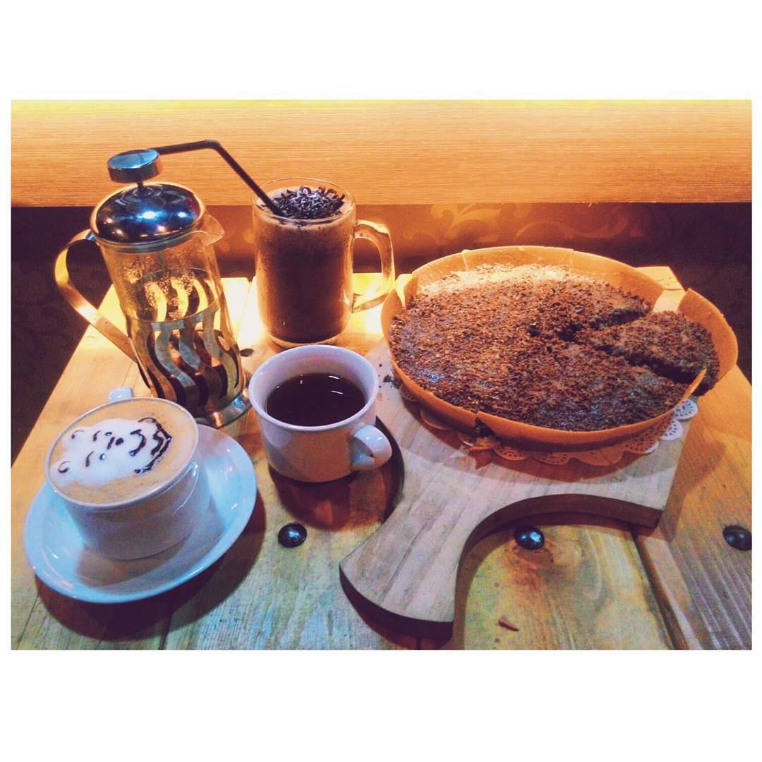 markobar1996's tweet photo. Nikmati berbagai varian kopi di @CeKopi seturan, jogja dan blontea premium #markobarseturan
π·: @rrmahayukd https://t.co/i8oklxXxKd