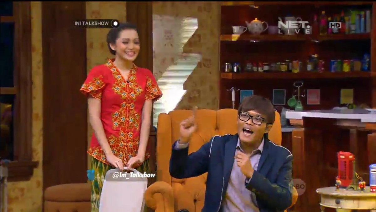 Duosolpet's tweet photo. Aduhai aduh enaknya somai isi buatan neng @mayaseptha waahh ada lagu baru lagi kereen @newsuleprikitiw @Ini_Talkshow https://t.co/XCyBYrRE2q