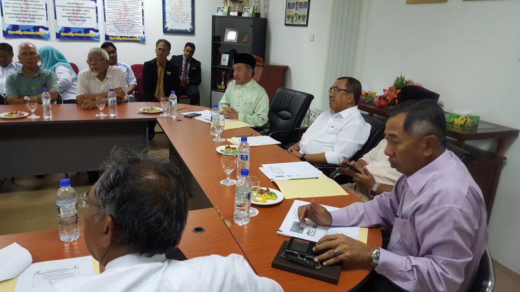 mjoharibaharum's tweet photo. Mesy Halatuju PLKN Pasca Pembentangan Bajet 2016 bersama Persatuan Pengusaha Kem PLKN @1MinDef @HishammuddinH2O https://t.co/okabsFjWMr