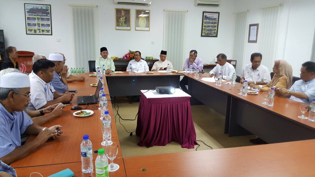 mjoharibaharum's tweet photo. Mesy Halatuju PLKN Pasca Pembentangan Bajet 2016 bersama Persatuan Pengusaha Kem PLKN @1MinDef @HishammuddinH2O https://t.co/okabsFjWMr