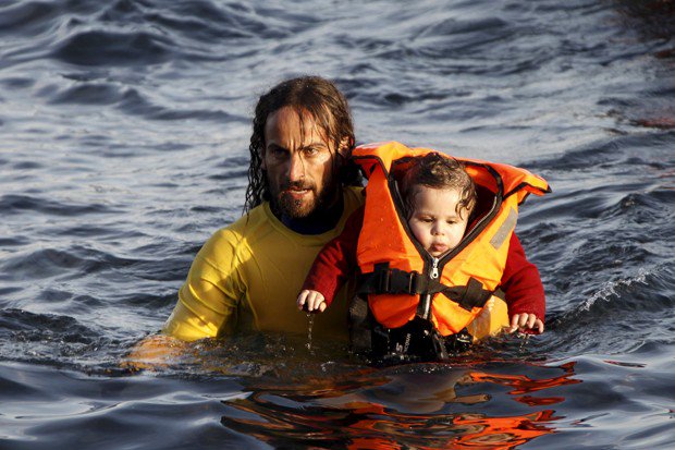 g1's tweet photo. Dois naufrágios matam pelo menos 22 perto de ilhas da Grécia no Mar Egeu https://t.co/FapwH3dS3d #G1 https://t.co/tMZ7IO8mMK