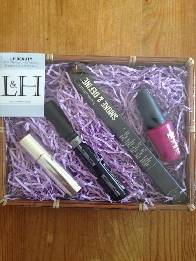 LorenzoHart's tweet photo. Get your #Christmas hampers tomorrow  @ #harborough #market https://t.co/cczx7dSze6