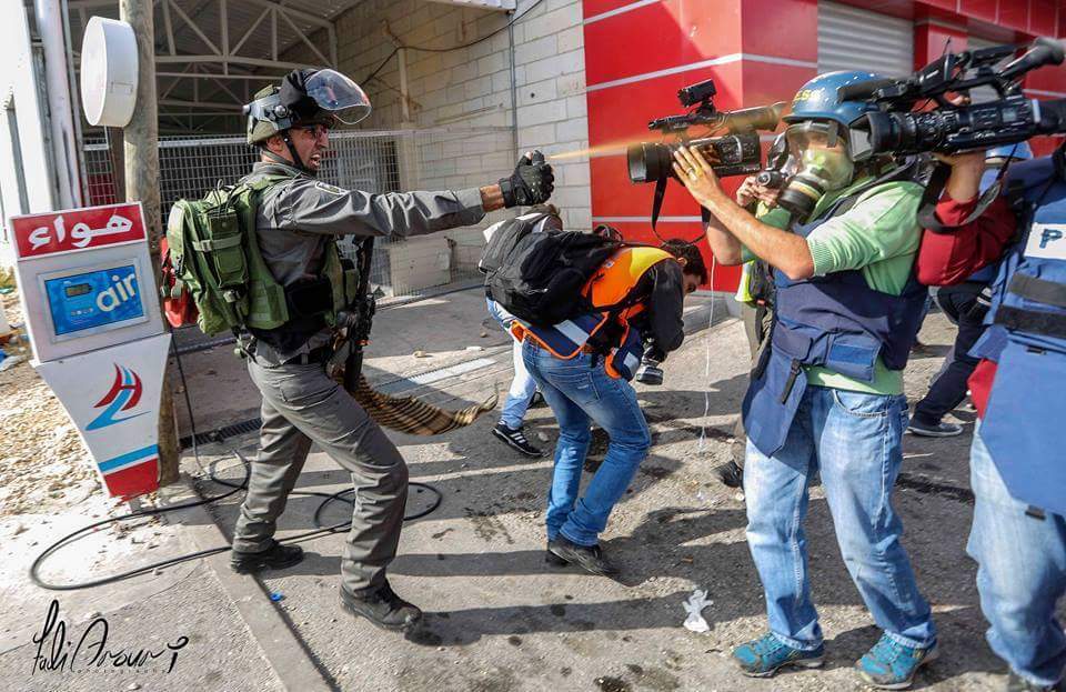 GazaSamah's tweet image. An Israeli soldier spraying pepper gas on a journalist covering incidents. #Israel