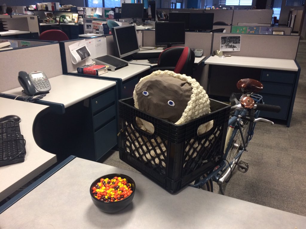 KatharineVogel's tweet image. E.T the Extra-Terrestrial brought #reesespieces to the @Enquirer newsroom today. #HappyHalloween!