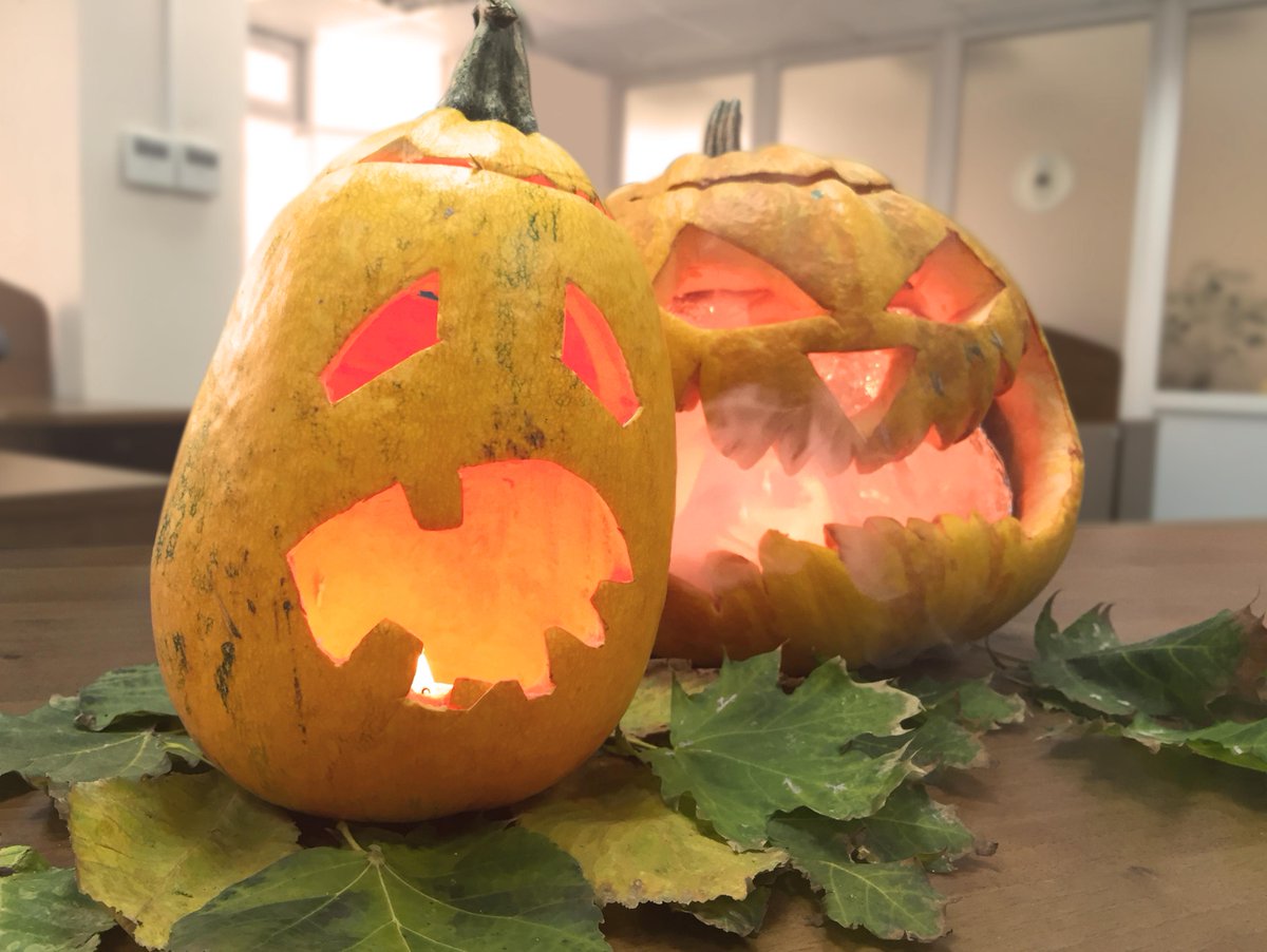 Apps_Ministry's tweet photo. Тыквы в офисе! 
А как вы готовитесь к Хэллоуину? 😈 

#halloween #pumpkin #photoset #autumn #office #appsministry https://t.co/NvS7AdPW4W